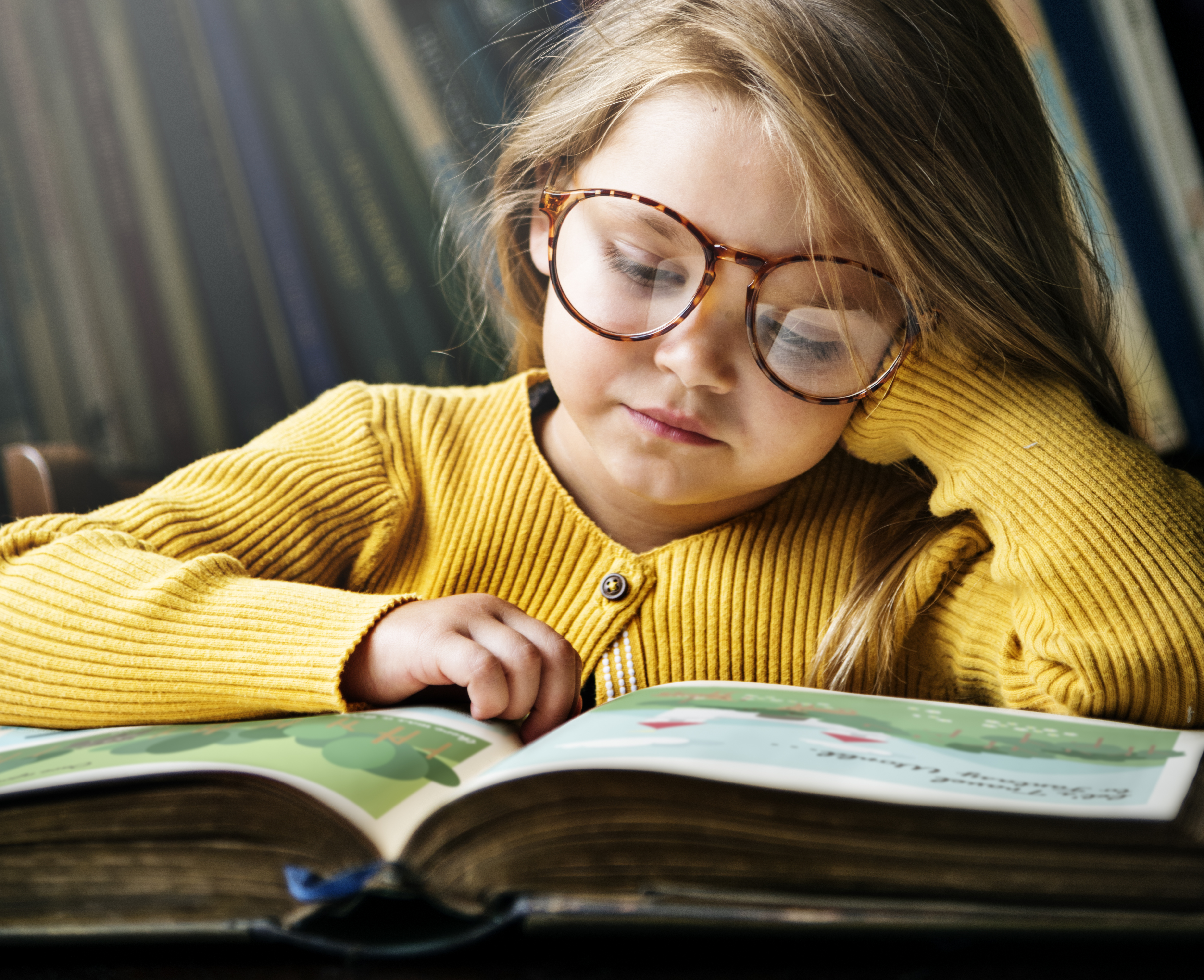 Bambina intenta a leggere un libro