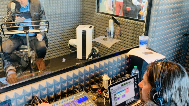 Giacomo Vaghi all'interno di cabina di registrazione presso il Salone Internazionale di Torino con Beppe Severgnini. Durante la manifestazione, Audible ha dato la possibilità a chiunque di provare a creare un audiolibro.
