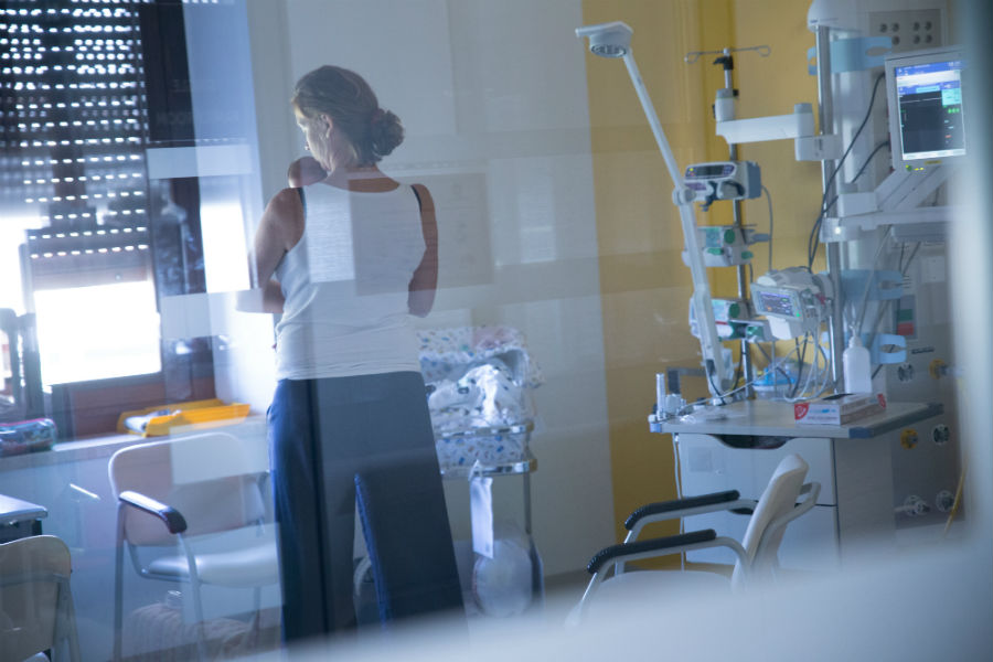 Un bimbo con la sua mamma presso il Reparto di Terapia Intensiva Neonatale dell’Ospedale Sant’Anna di Torino recentemente ristrutturato grazie alla Fondazione Crescere Insieme Onlus