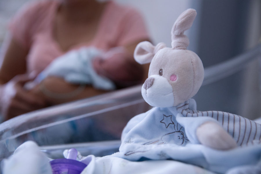 Un bimbo con la sua mamma presso il Reparto di Terapia Intensiva Neonatale dell’Ospedale Sant’Anna di Torino recentemente ristrutturato grazie alla Fondazione Crescere Insieme Onlus