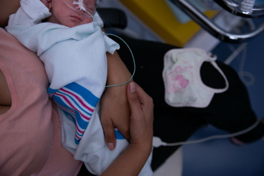 Un bimbo con la sua mamma presso il Reparto di Terapia Intensiva Neonatale dell’Ospedale Sant’Anna di Torino recentemente ristrutturato grazie alla Fondazione Crescere Insieme Onlus