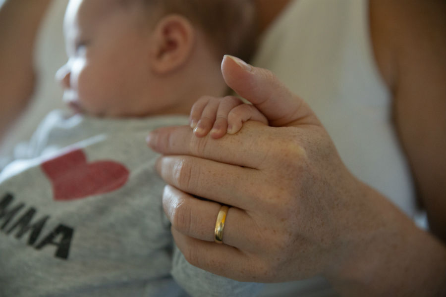 Un bimbo con la sua mamma presso il Reparto di Terapia Intensiva Neonatale dell’Ospedale Sant’Anna di Torino recentemente ristrutturato grazie alla Fondazione Crescere Insieme Onlus