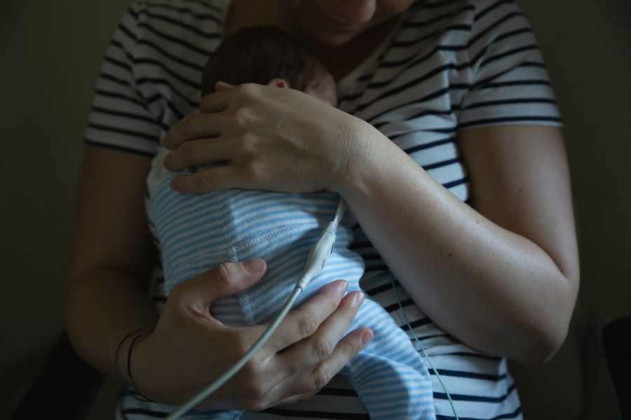 Un bimbo con la sua mamma presso il Reparto di Terapia Intensiva Neonatale dell’Ospedale Sant’Anna di Torino recentemente ristrutturato grazie alla Fondazione Crescere Insieme Onlus