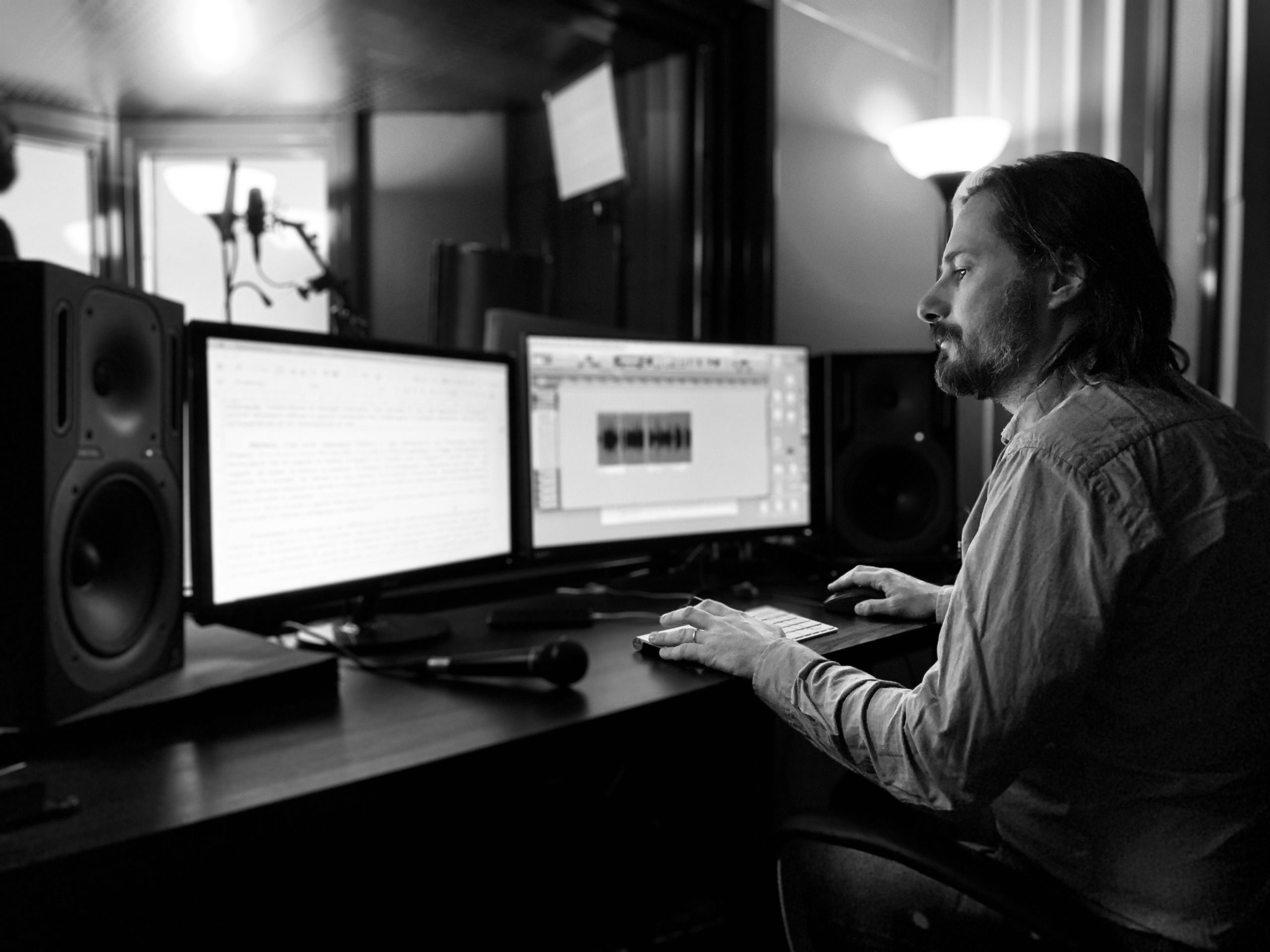 Giacomo Vaghi lavora alla creazione di un podcast